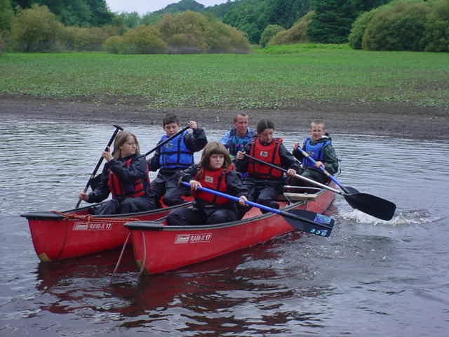  Les canoës peuvent être assemblés en rafting 